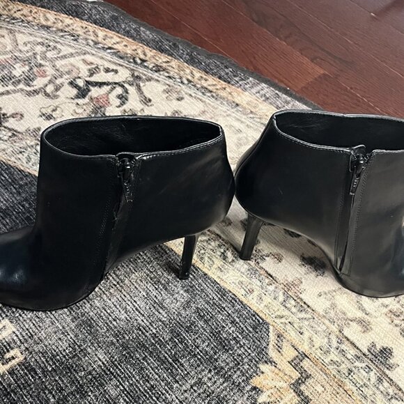 Nine West Round Toe Black Booties Size 8.5 EUC - Picture 3 of 5